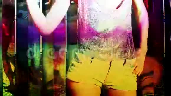 造型酷的女迪斯科舞者视频的预览图