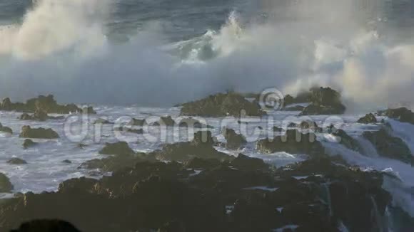 海浪大西洋闯入岩石视频的预览图