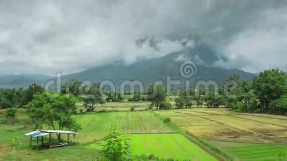 高清时间推移山和田野视频的预览图