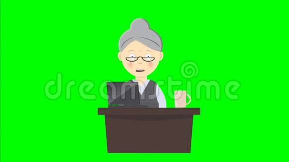 奶奶老太太在笔记本电脑上工作的动画动画卡通人物循环能力色度键绿色屏幕背景视频的预览图