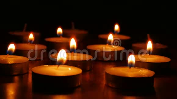 蜡烛燃烧着芬芳的浪漫静物视频的预览图