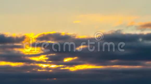 日落时的云彩和太阳时间流逝视频的预览图