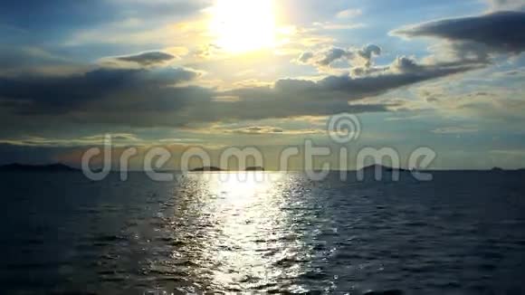 戏剧性的日落天空和热带海洋视频的预览图