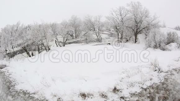 乌克兰顿涅茨克地区克林卡河冬季风景视频的预览图