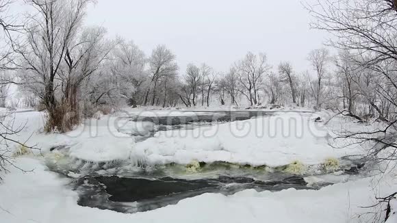 乌克兰顿涅茨克地区克林卡河冬季风景视频的预览图