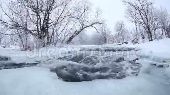 乌克兰顿涅茨克地区克林卡河冬季风景视频的预览图