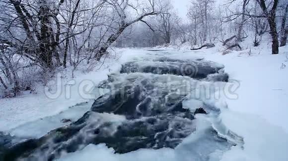 乌克兰顿涅茨克地区克林卡河冬季风景视频的预览图