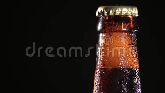 黑色背景啤酒冷瓶视频的预览图