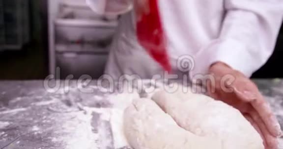 糕点厨师在柜台准备面团视频的预览图