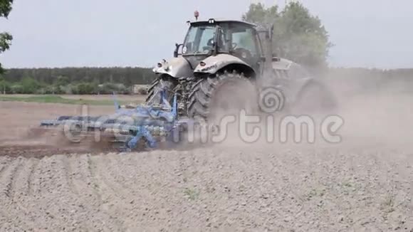 拖拉机在黑土耕地上耕耘视频的预览图