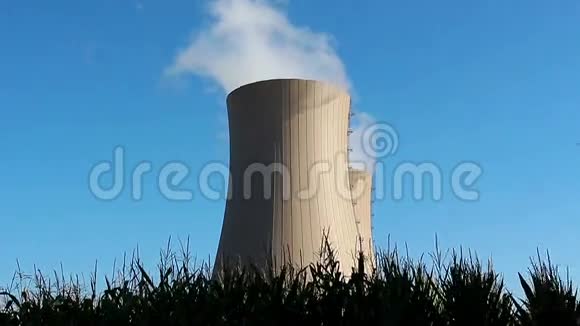 反对蓝天的核电站视频的预览图