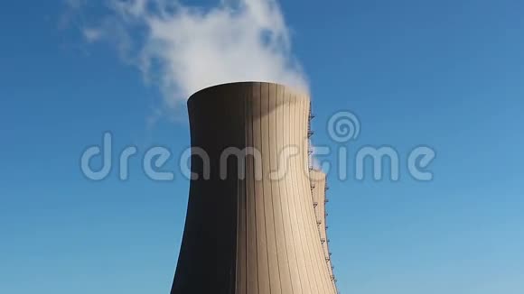 反对蓝天的核电站视频的预览图