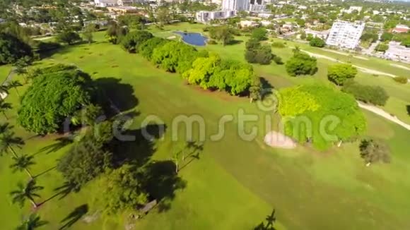 空中天桥高尔夫球场无人机视频的预览图