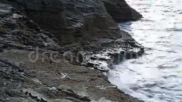 希腊塔索斯岛上的海水和岩石紧邻被称为吉奥拉的天然水池视频的预览图