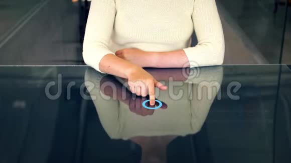 女人用电脑数字屏幕工作视频的预览图