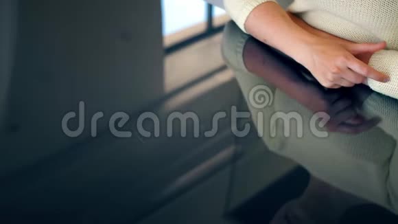 女人用电脑数字屏幕工作视频的预览图