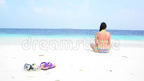 马尔代夫热带海滩上的女人正在放松视频的预览图