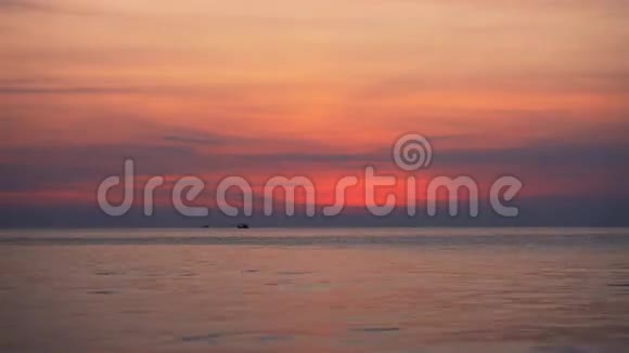 美丽的夕阳下的热带海洋视频的预览图