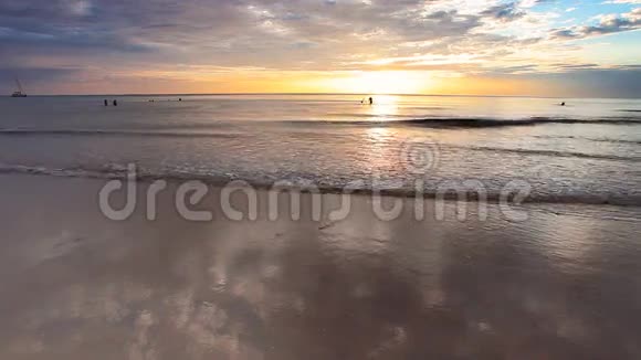 美丽的夕阳下的热带海滩视频的预览图