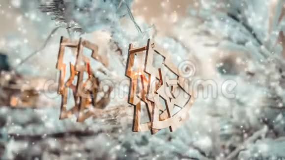 圣诞树玩具装饰品和白雪覆盖的圣诞树树枝视频的预览图