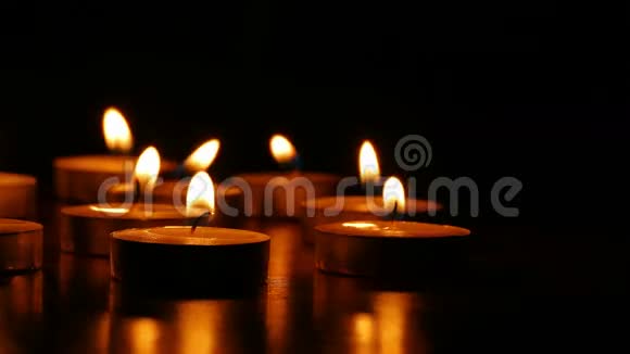 蜡烛燃烧着浪漫的蜡烛散发着宁静的火焰视频的预览图