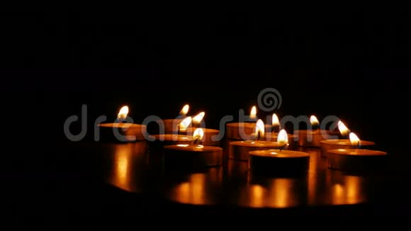 蜡烛燃烧芳香浪漫的静物之火蜡烛视频的预览图