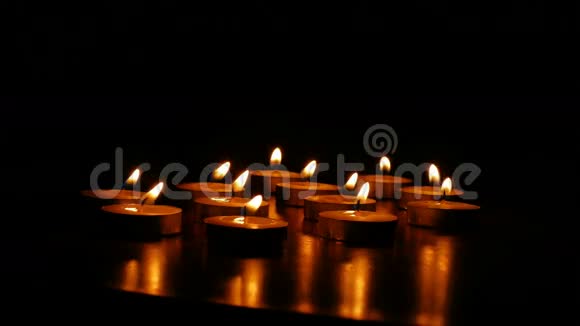 蜡烛燃烧芳香浪漫的静物烛火视频的预览图