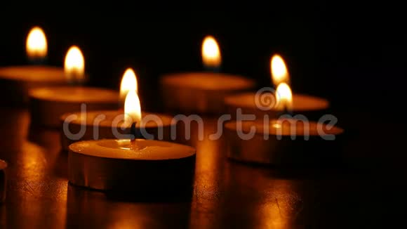蜡烛燃烧芬芳的蜡烛浪漫的静物之火视频的预览图