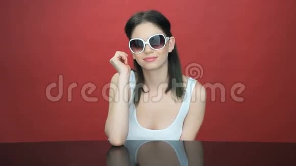 漂亮的年轻女人戴着时髦的太阳镜视频的预览图