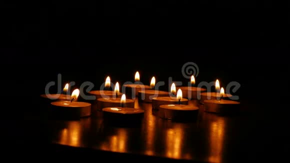 蜡烛燃烧芳香浪漫的蜡烛静物之火视频的预览图