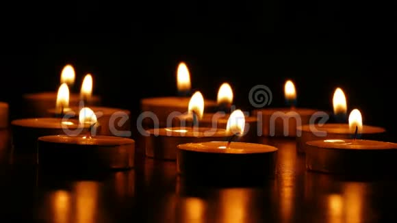 蜡烛燃烧蜡烛浪漫芳香的静物之火视频的预览图