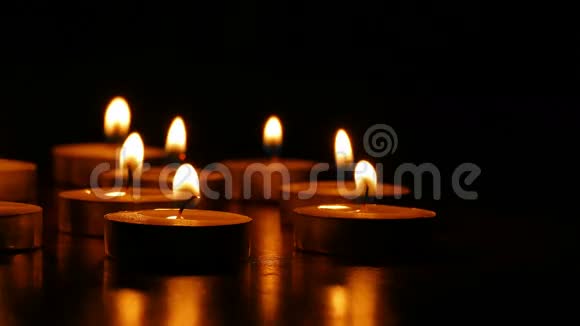 蜡烛燃烧着浪漫的芳香静物烛火视频的预览图