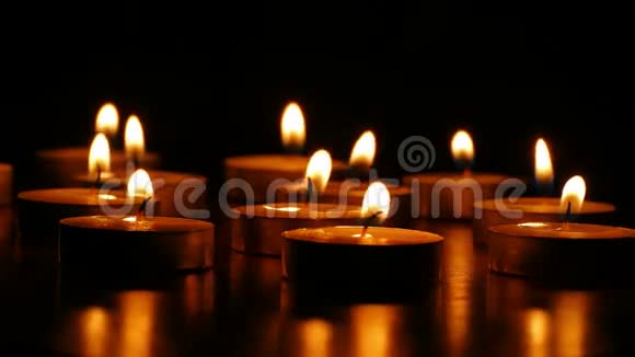 蜡烛燃烧浪漫芳香的静物之火视频的预览图
