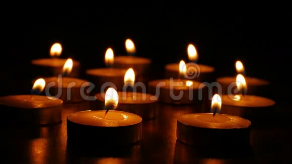 蜡烛燃烧着静物的芬芳浪漫视频的预览图
