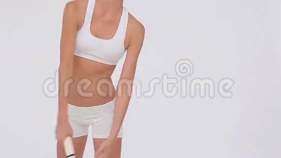 运动的女人拿着网球拍视频的预览图