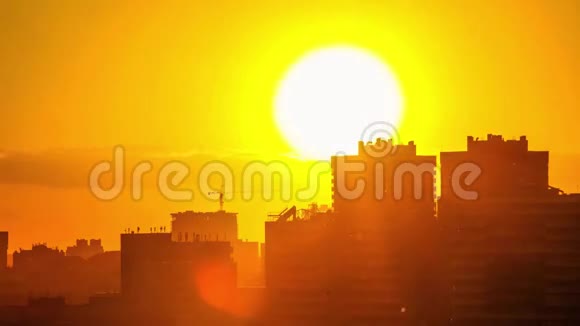 在建筑的轮廓上城市天际线的日落视频的预览图