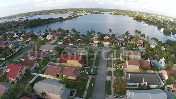 佛罗里达郊区住宅的鸟瞰图视频的预览图