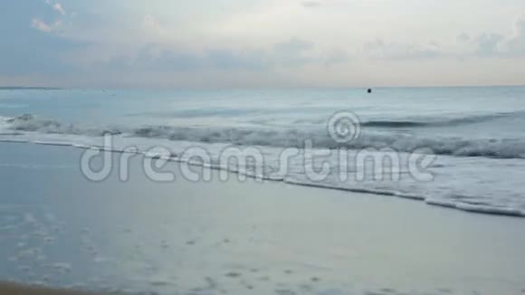 地中海度假村带波浪的海滩视频的预览图