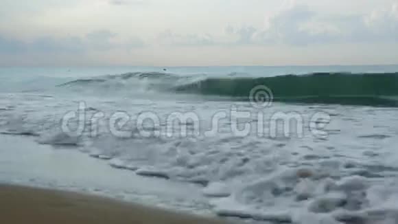 地中海度假村带波浪的海滩视频的预览图