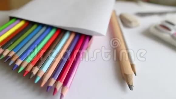 特写彩色铅笔和水彩视频的预览图