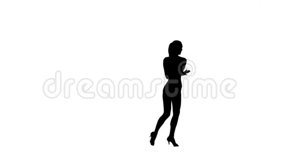 优雅的女舞者表演伦巴剪影白色背景慢动作视频的预览图