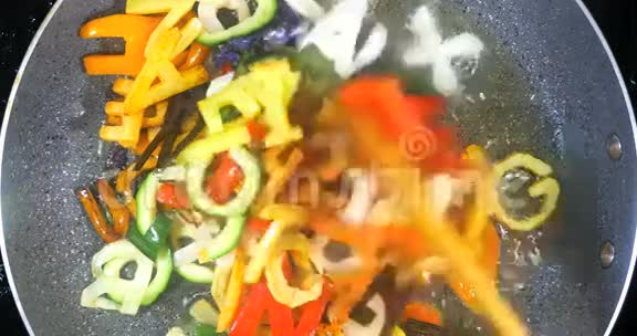 炒混合字母的蔬菜视频的预览图