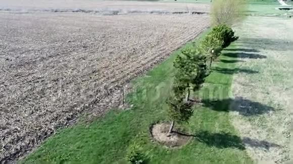 美国中西部伊利诺斯州玉米带的飞越农田和农田视频的预览图