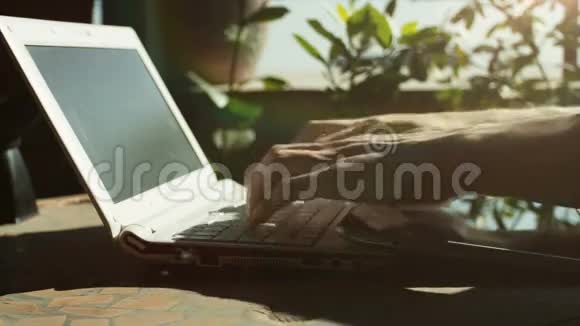 人使用笔记本电脑和平板电脑视频的预览图