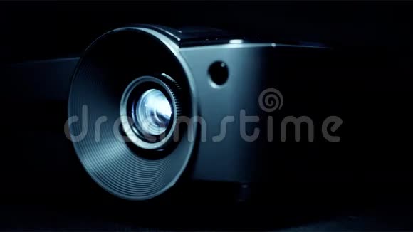 数字电影放映机镜头在动作视频的预览图