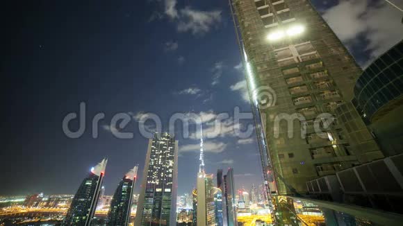 迪拜的夜晚从屋顶落下的时间视频的预览图