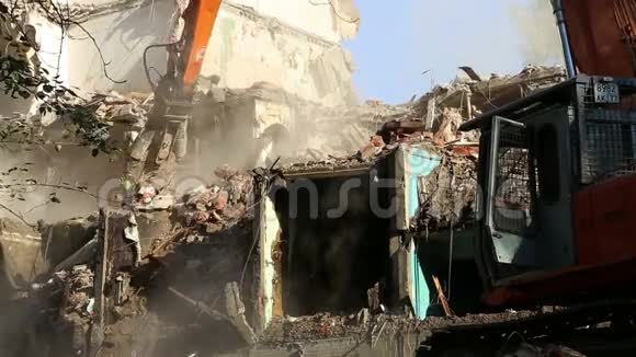 液压破碎机挖掘机机械作业拆除旧房莫斯科俄罗斯视频的预览图