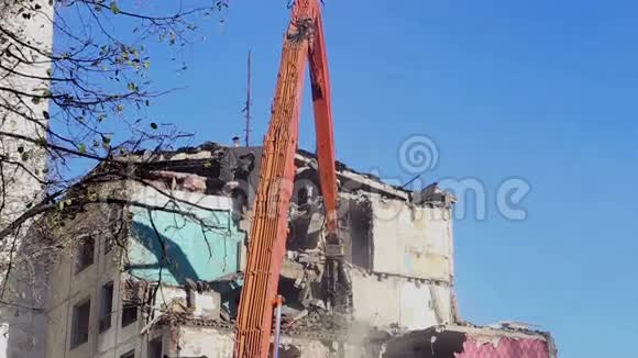液压破碎机挖掘机机械作业拆除旧房莫斯科俄罗斯视频的预览图