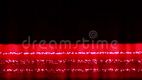 红色烟花作为新年圣诞节或其他庆祝活动的节日背景烟花表演被隔离在黑色上视频的预览图
