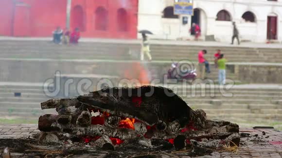 尼泊尔加德满都帕斯帕提纳神庙火葬仪式视频的预览图